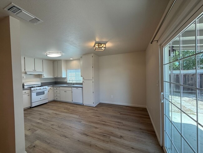 Building Photo - Updated single story near shopping and fre...