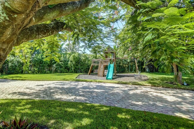 Building Photo - 2600 N Riverside Dr