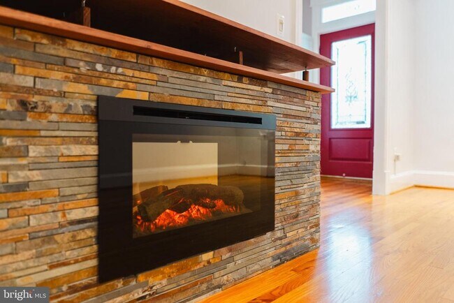 Building Photo - 636 Kenyon St NW