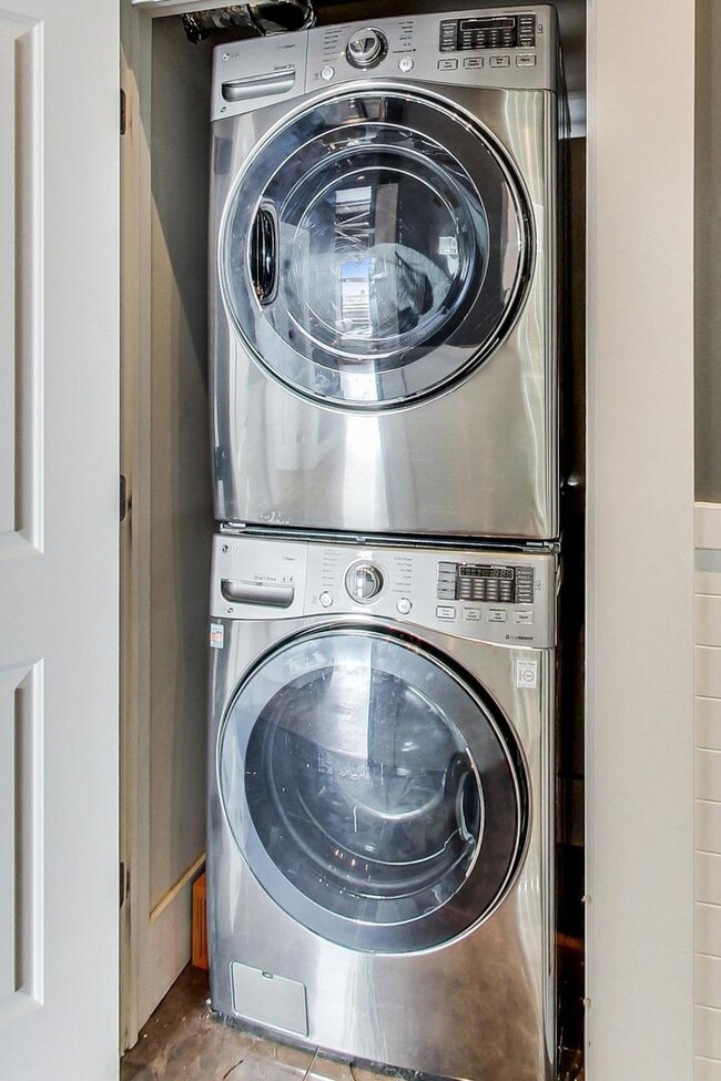 Building Photo - 1735 W Diversey Pkwy