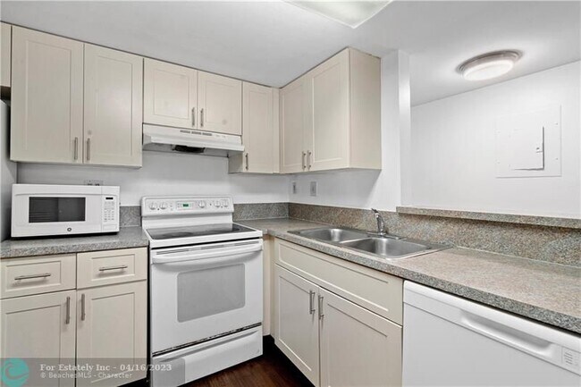 Building Photo - 9995 Nob Hill Ln