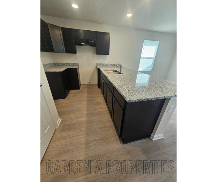 Building Photo - 1115 E 5th St