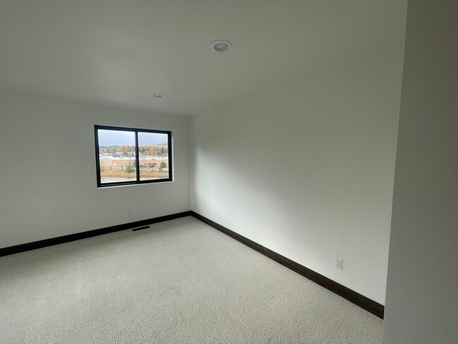 Building Photo - Whitefish Landing Town House