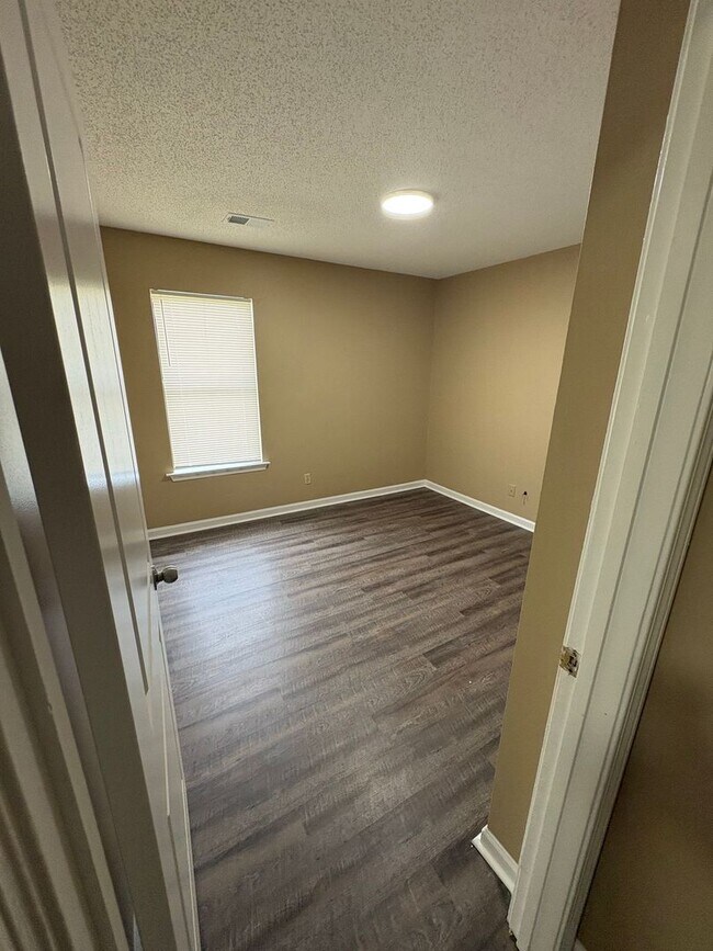 Building Photo - Comfortable 3 bedroom, 2 bath home