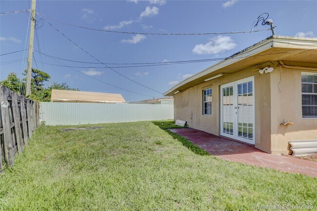Building Photo - 4961 SW 17th St