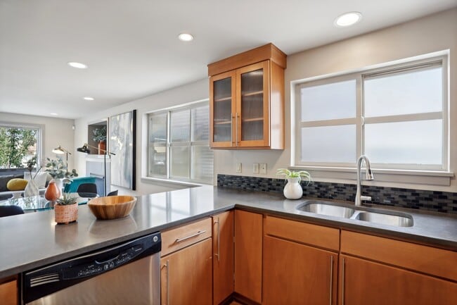 Building Photo - 923B N 85th St