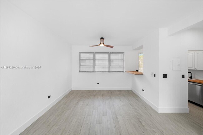Building Photo - 4710 Pine Tree Dr