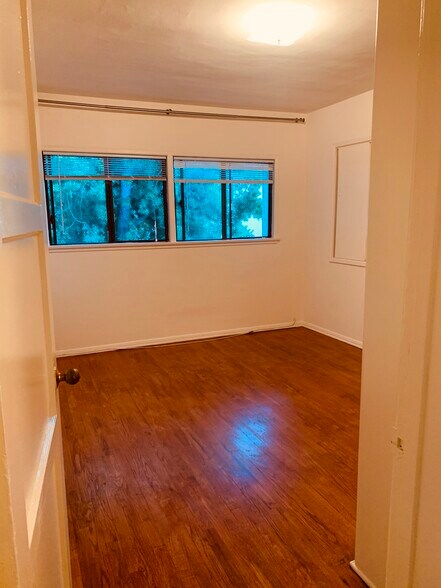 bedroom - 2624 1/2 S Sepulveda Blvd