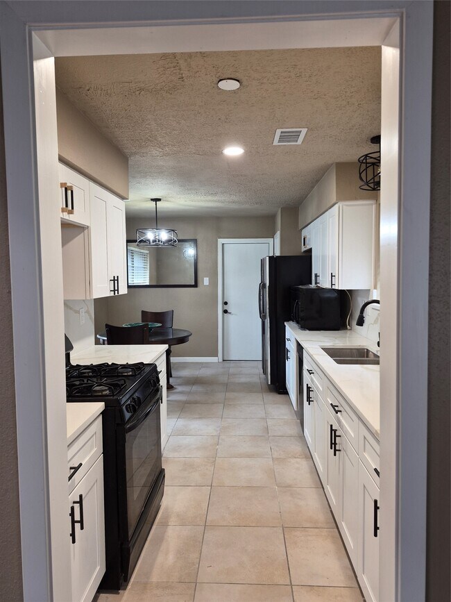 Building Photo - 1022 Manorglen Dr