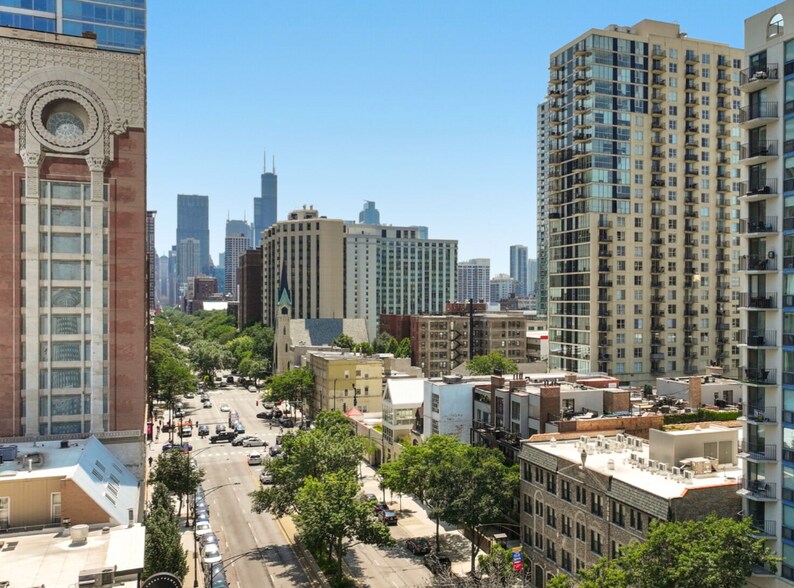 Building Photo - 1225 N La Salle Dr