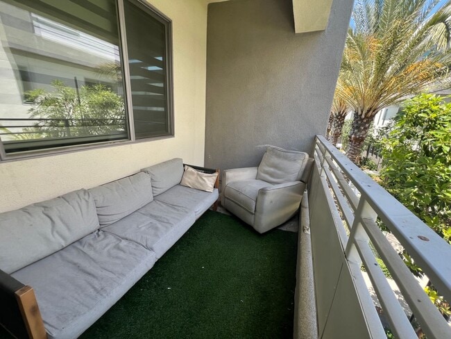 Building Photo - Beautiful furnished 4 bedroom Townhouse!