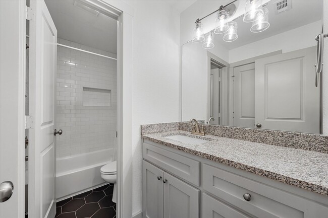 Building Photo - Updated Amazing Townhome