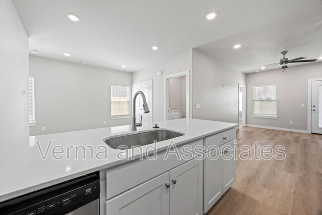 Building Photo - 1801 SW Poigai Wy