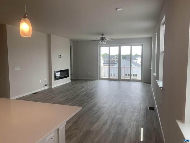 Building Photo - 758 Round Hill Rd