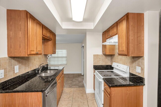 Building Photo - 557 Buckingham Ave