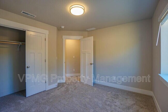 Building Photo - 2331 E Otter Lp