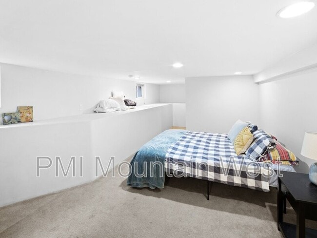 Building Photo - 647 Bryan Ave