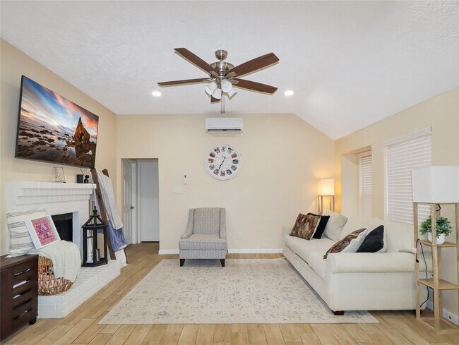 Building Photo - 5622 Lycomb Dr