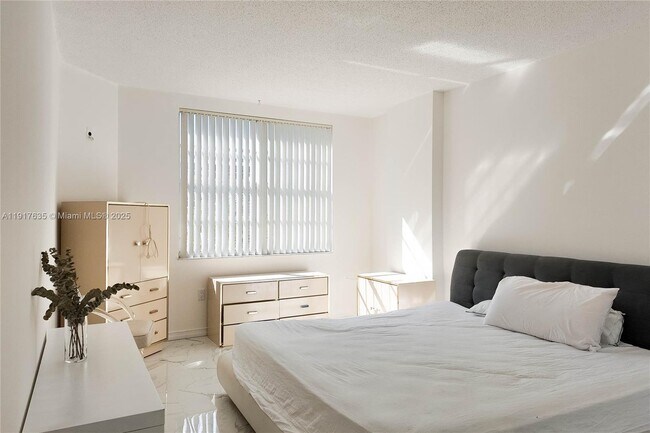 Building Photo - 1965 S Ocean Dr