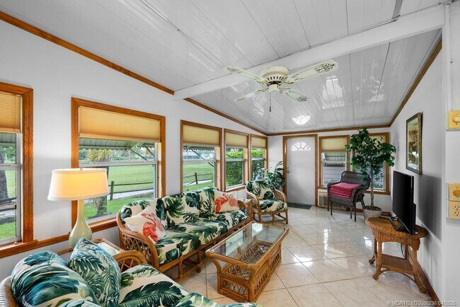 Building Photo - 7894 SE Saratoga Dr