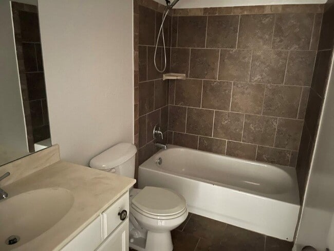 Building Photo - Newcastle Schools, great floor plan and neighborhood! New paint and carpet!