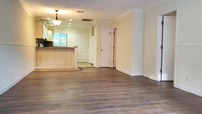 Primary Photo - 1727 Jimmy Buffett Mem Hwy