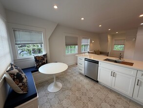 Building Photo - 879 E 28th St