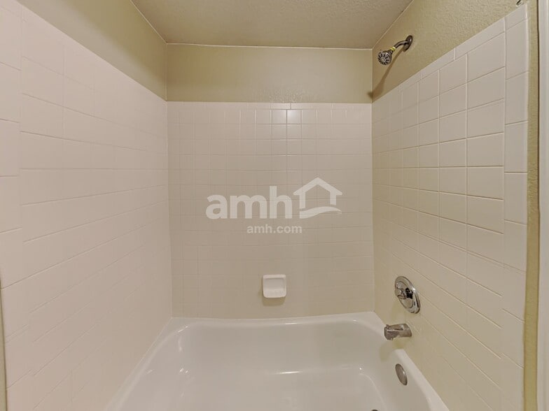 Building Photo - 13985 Elm St