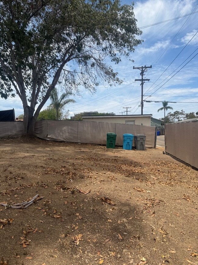 Building Photo - 2 Bedroom 1 Bath Duplex for Rent