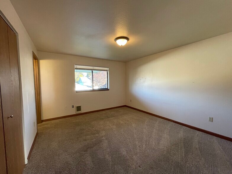 Building Photo - 609 Princeton Ave N