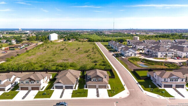 Building Photo - Stunning 4-bedroom, 3-bathroom Luxury Duplex on a HUGE Corner Lot!