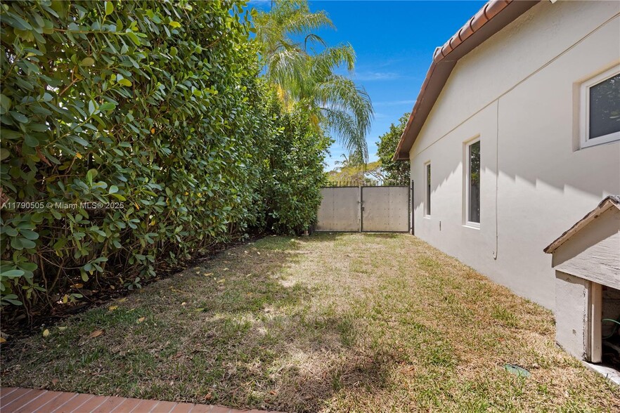 Building Photo - 12121 SW 110th Ave