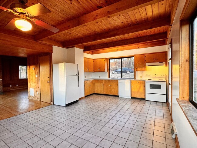 Building Photo - 2442 Red Hill Rd