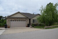 Building Photo - Mountain Views, Modern Touches – 5 Bed Bea...