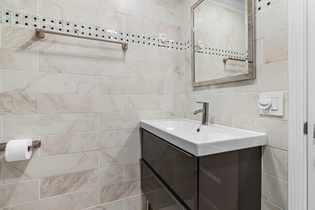 Building Photo - 14 Royal Palm Way