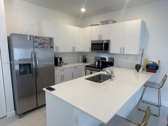 Building Photo - 728 SE 14th Ct