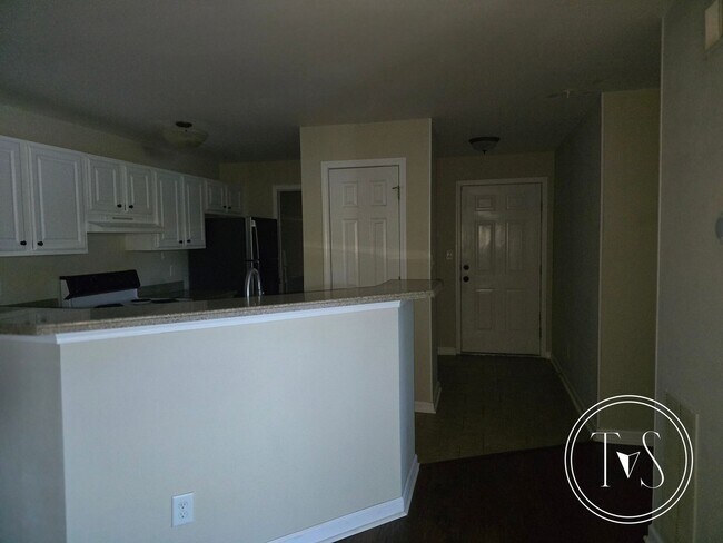 Building Photo - RATE DROP ALERT (was $2300/month)!