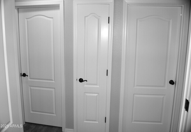 Building Photo - 964 S Almira Ave