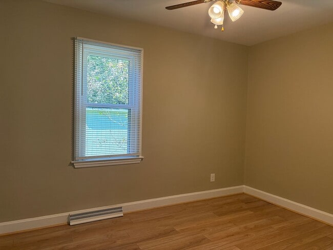 Building Photo - 3 Bedroom, 1 Bathroom House in High Point!