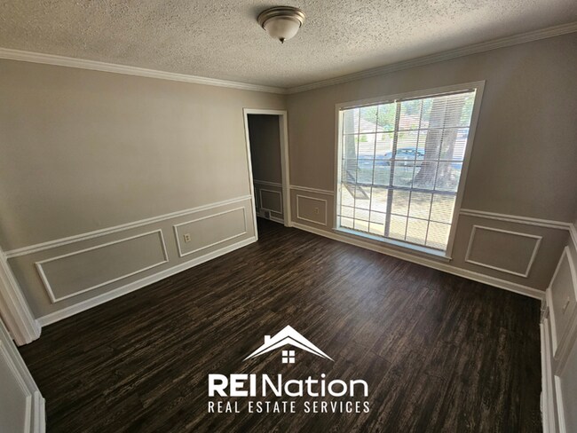 Building Photo - HUGE 4BR/2.5BA MEMPHIS HOME! | Vinyl Plank & Brick Fireplace | Fenced Yard!