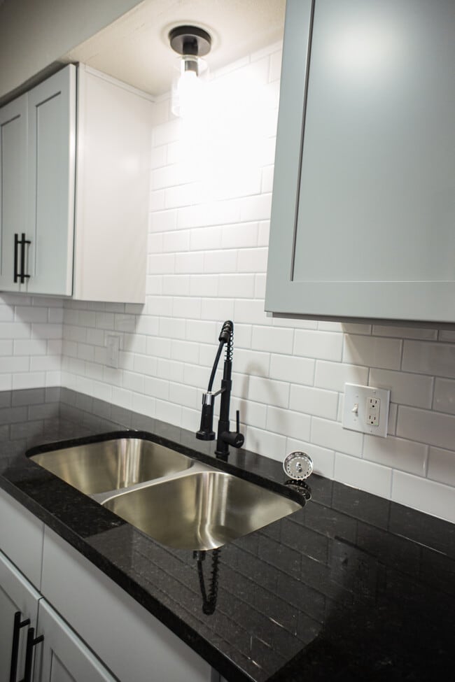 Building Photo - Win at Brady