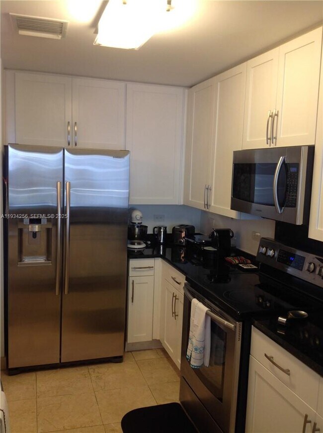 Building Photo - 801 Brickell Key Blvd