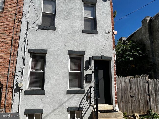 Building Photo - 2423 W Seybert St