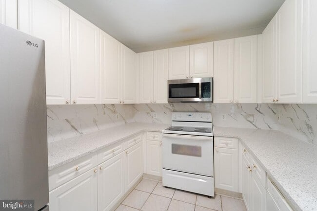Building Photo - 8183 Carnegie Hall Ct