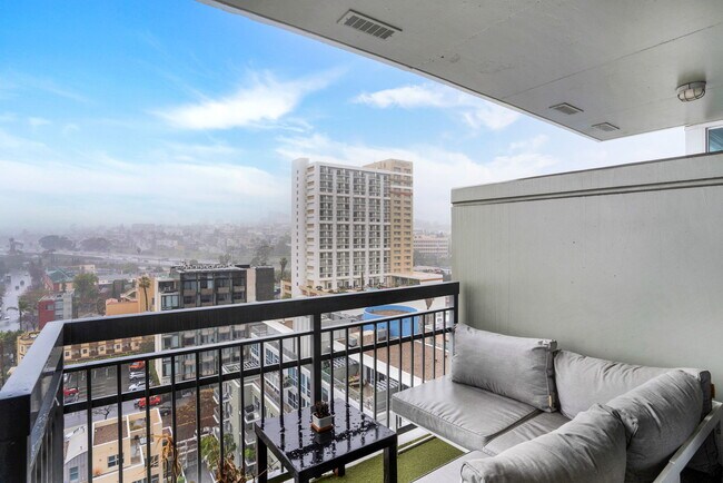 Building Photo - 300 W Beech St