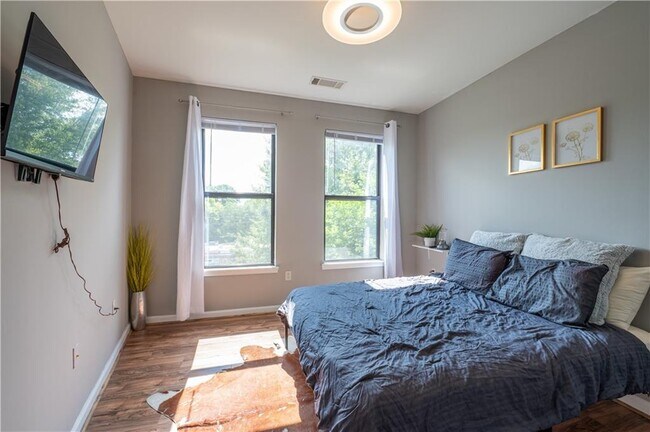 Building Photo - 898 Oak St SW