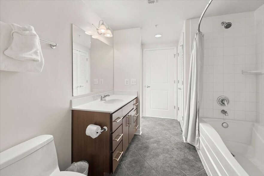 Building Photo - 1405 S Fern St