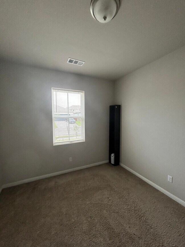 Building Photo - 393 Gaida Loop