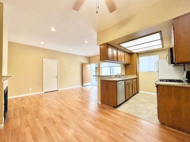 Building Photo - Modern 1BR in Valley Glen w/ Fireplace + Balcony