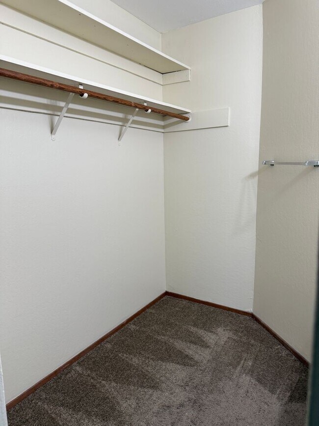 Building Photo - 1489 St James Pky